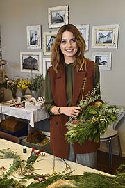 Eva Padberg und ihr Adventskranz (Foto: G. Nitschke/Brauer Photos für Ingolstadt Village)